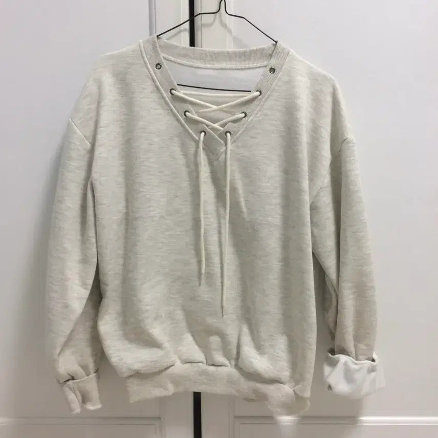 [SOLD OUT] 오오엠엘 아일렛 브이넥 스웻 셔츠 오트밀
