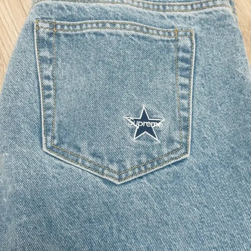 [SOLD OUT] 슈프림 레귤러 진 워시드 인디고 - 26SS