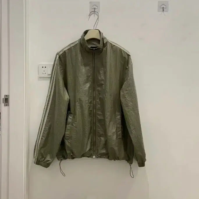 [BUNJANG] AANNE Line Detail Windbreaker Jacket / 대전 여성의류 어깨패드 라인 배색 바람막이 점퍼 블랙/카키