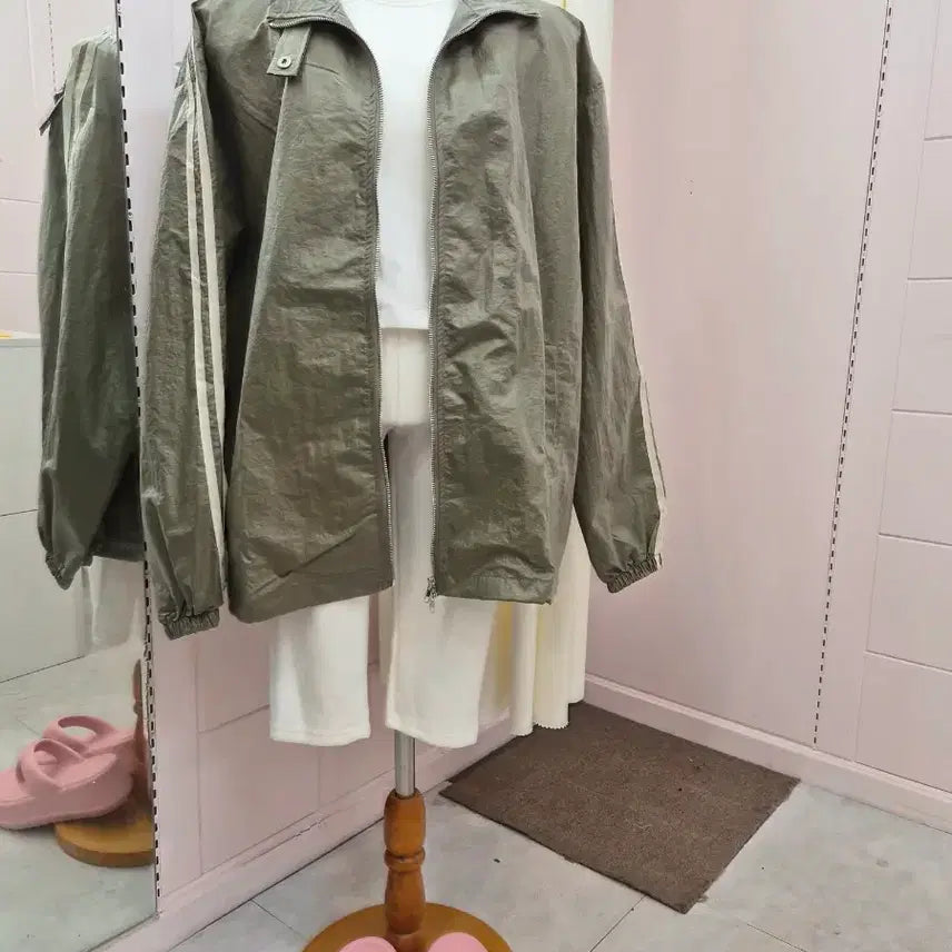 [BUNJANG] AANNE Line Detail Windbreaker Jacket / 대전 여성의류 어깨패드 라인 배색 바람막이 점퍼 블랙/카키