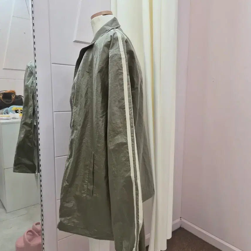 [BUNJANG] AANNE Line Detail Windbreaker Jacket / 대전 여성의류 어깨패드 라인 배색 바람막이 점퍼 블랙/카키