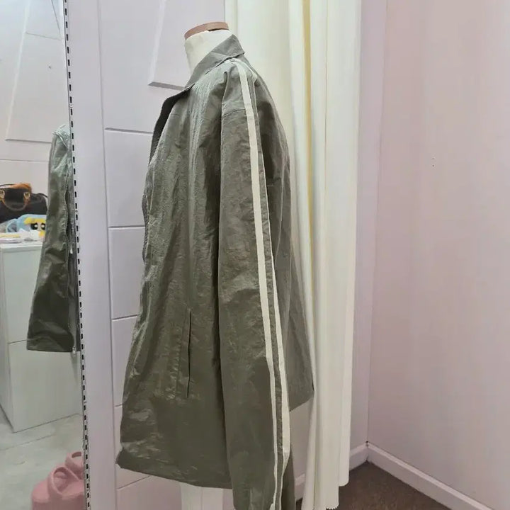 [BUNJANG] AANNE Line Detail Windbreaker Jacket / 대전 여성의류 어깨패드 라인 배색 바람막이 점퍼 블랙/카키