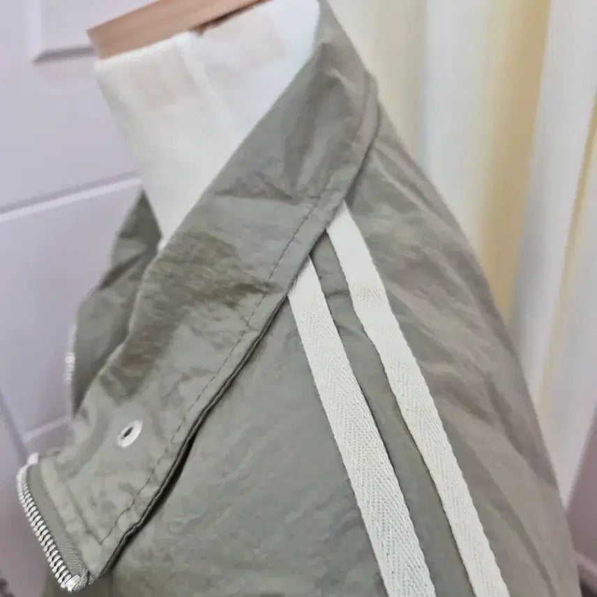 [BUNJANG] AANNE Line Detail Windbreaker Jacket / 대전 여성의류 어깨패드 라인 배색 바람막이 점퍼 블랙/카키
