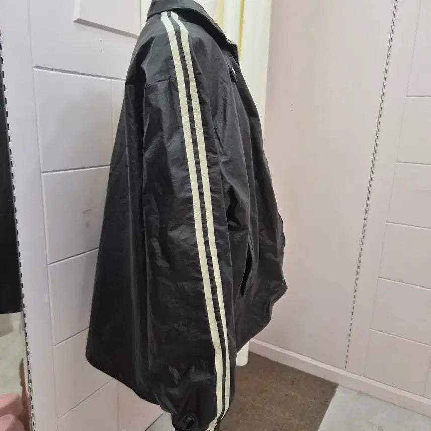 [BUNJANG] AANNE Line Detail Windbreaker Jacket / 대전 여성의류 어깨패드 라인 배색 바람막이 점퍼 블랙/카키