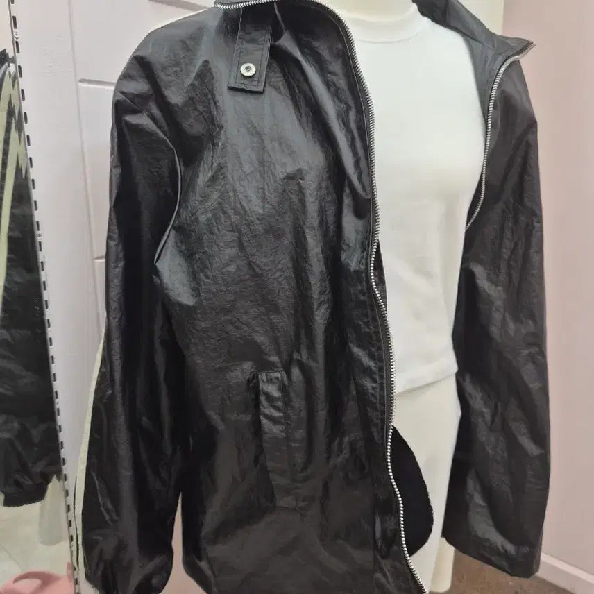 [BUNJANG] AANNE Line Detail Windbreaker Jacket / 대전 여성의류 어깨패드 라인 배색 바람막이 점퍼 블랙/카키