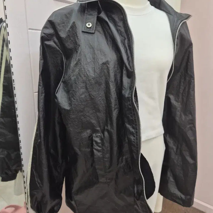 [BUNJANG] AANNE Line Detail Windbreaker Jacket / 대전 여성의류 어깨패드 라인 배색 바람막이 점퍼 블랙/카키
