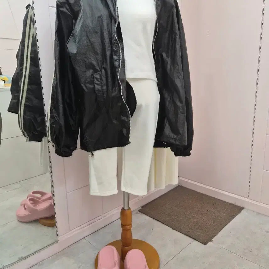 [BUNJANG] AANNE Line Detail Windbreaker Jacket / 대전 여성의류 어깨패드 라인 배색 바람막이 점퍼 블랙/카키