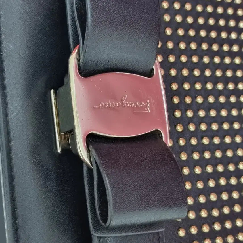 [SOLD OUT] 페라가모 블랙 스터드 체인백