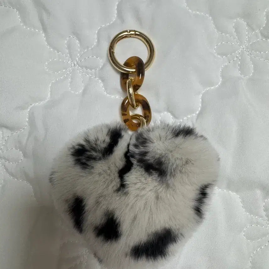 [BUNJANG] White and Black Fur Keychain / 화이트 블랙 털 키링