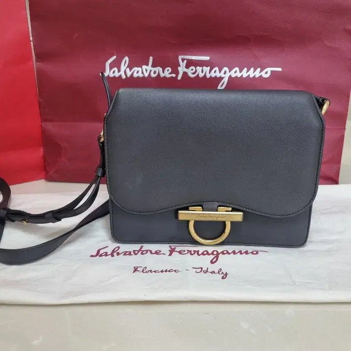 [SOLD OUT] 페라가모 플랩백  금장 간치니백