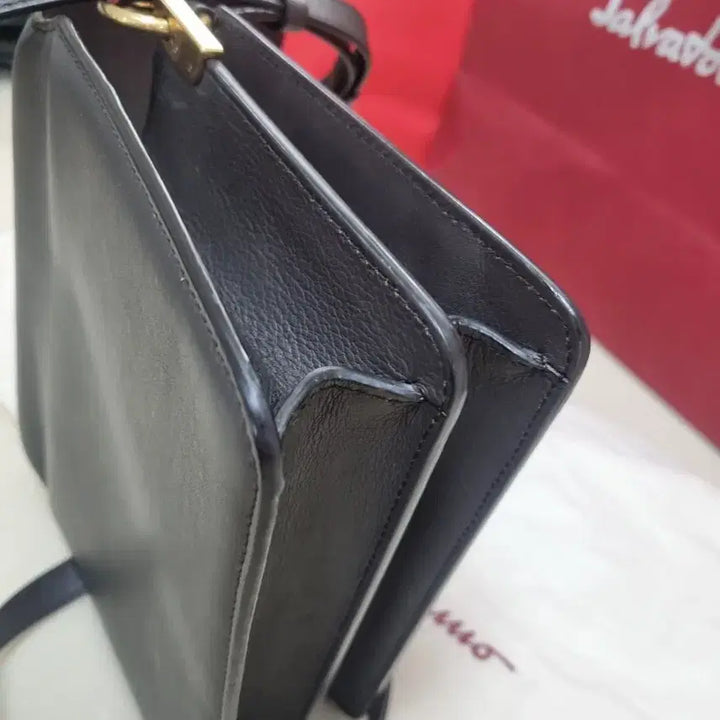 [SOLD OUT] 페라가모 플랩백  금장 간치니백