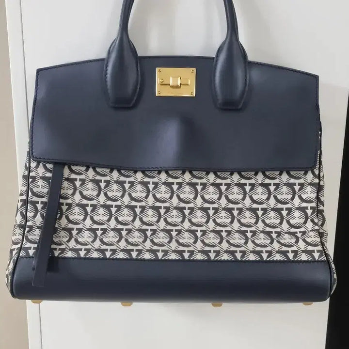 [BUNJANG] Ferragamo Studio Gancini Pattern Tote Bag / 페라가모스튜디어 간치니 패턴 토트백