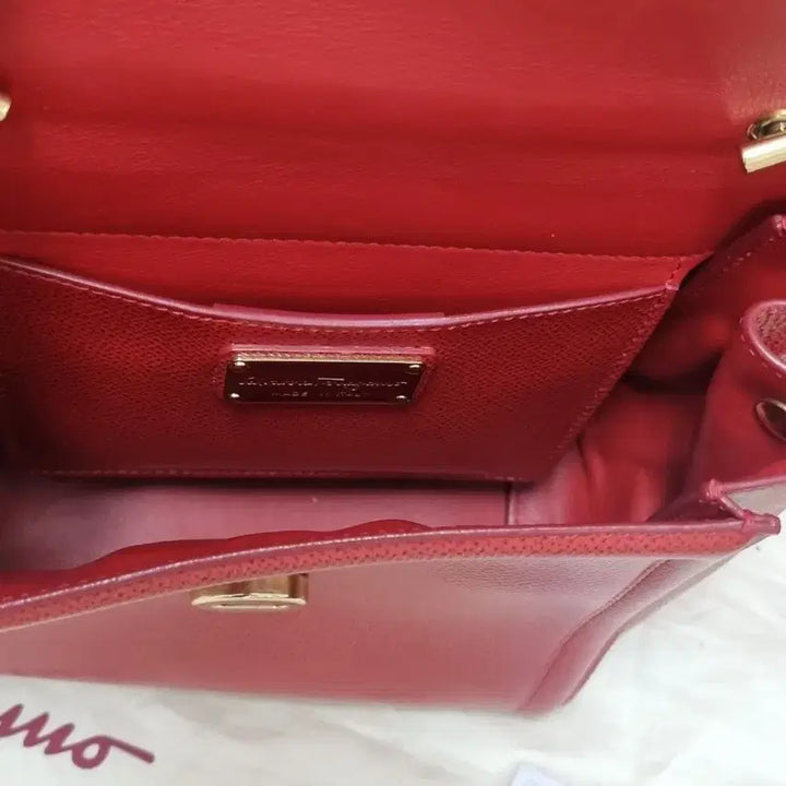 [SOLD OUT] 페라가모 미니레드 체인 숄더백