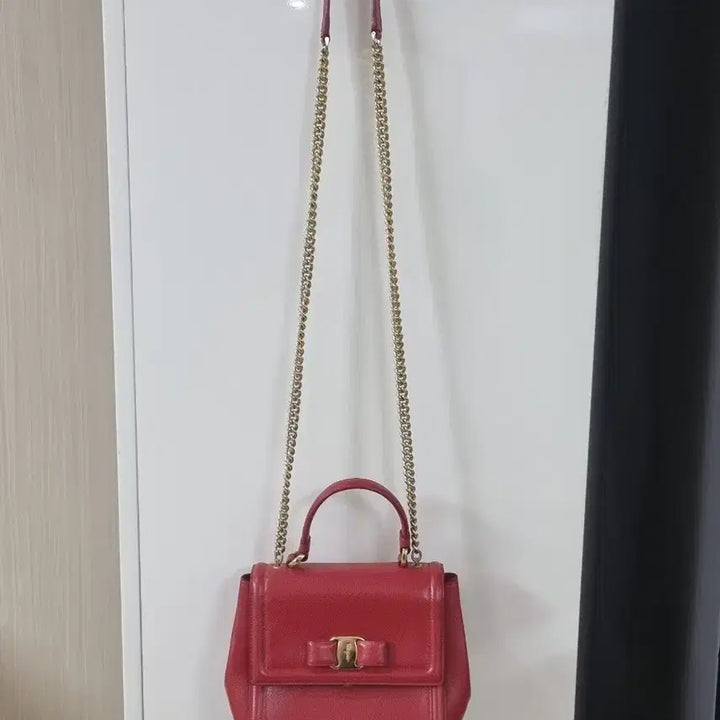 [SOLD OUT] 페라가모 미니레드 체인 숄더백