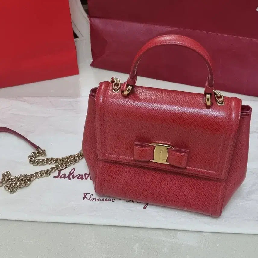 [SOLD OUT] 페라가모 미니레드 체인 숄더백