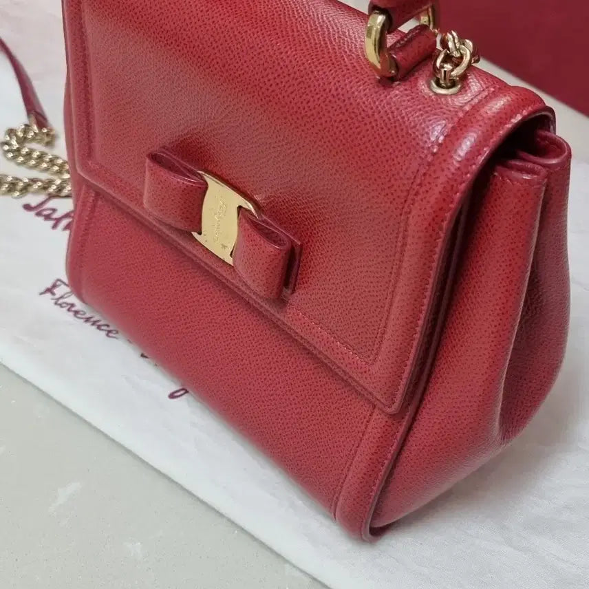[SOLD OUT] 페라가모 미니레드 체인 숄더백