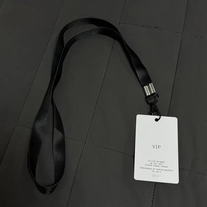 [BUNJANG] Kanye West Concert VIP Exclusive Necklace + Keyring Set / 칸예웨스트 콘서트 VIP 전용 MD 목걸이 + 키링 새상품