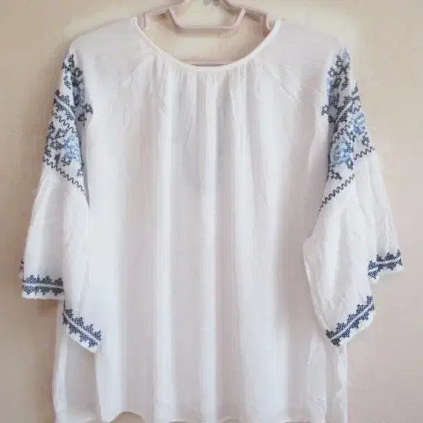 [BUNJANG] White Embroidered Bohemian Blouse (Oversized) / 화이트 자수 /보헤미안 블라우스 (박시함)
