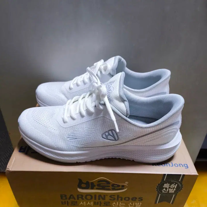 [SOLD OUT] (새상품)275사이즈 경량 런닝화 신기 편한 특허 운동화 여름 프로월드컵