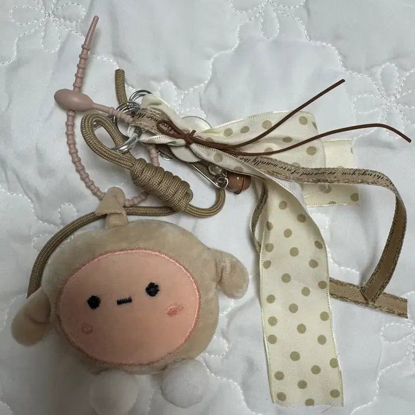 [BUNJANG] Beige Sheep Doll Keychain with Ribbon / 베이지색 양 인형 키링 + 리본 장식