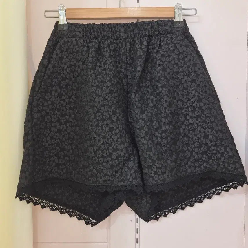 [BUNJANG] High-Waist Floral Lace Shorts / 대전 여성의류 하이웨스트 꽃무늬 레이스 반바지