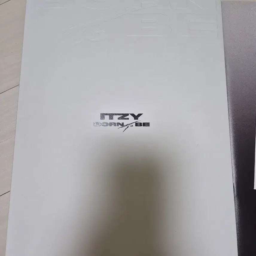 [BUNJANG] ITZY Unsealed Album &amp; Twinzi Ttibsils Bundle Set (Ryujin) / [일괄]있지 앨범&amp;트윈지 띠부씰(류찌)