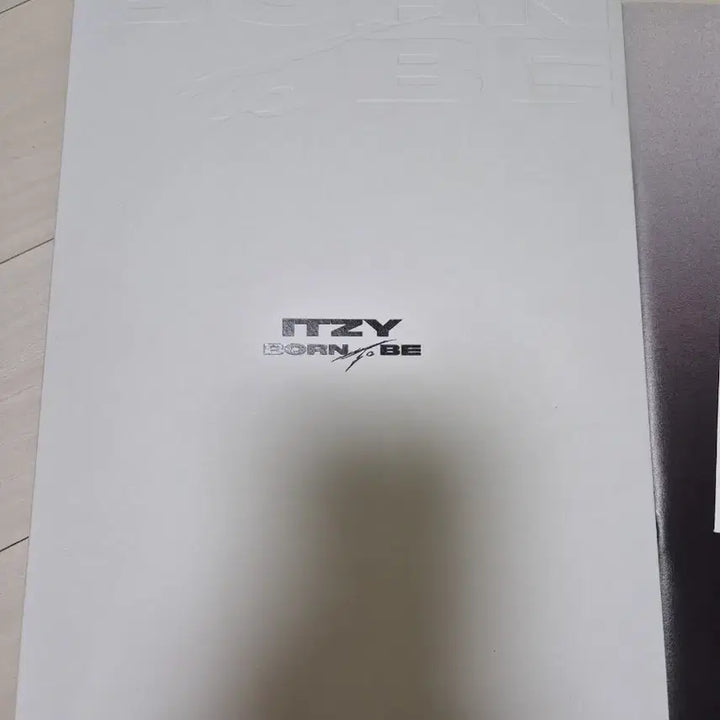 [BUNJANG] ITZY Unsealed Album &amp; Twinzi Ttibsils Bundle Set (Ryujin) / [일괄]있지 앨범&amp;트윈지 띠부씰(류찌)