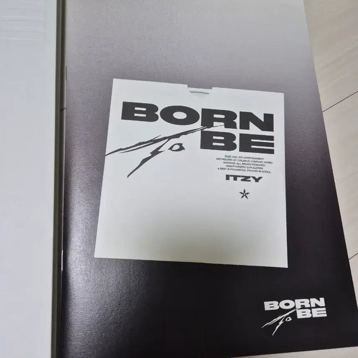 [BUNJANG] ITZY Unsealed Album &amp; Twinzi Ttibsils Bundle Set (Ryujin) / [일괄]있지 앨범&amp;트윈지 띠부씰(류찌)