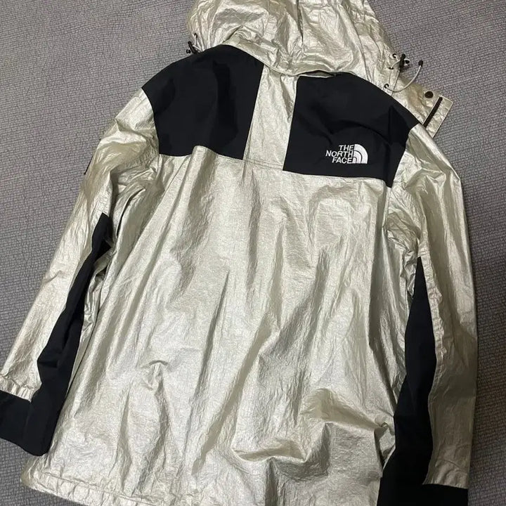[BUNJANG] The North Face Silver Windbreaker Jacket - Limited Edition / 정품 한정판 노스페이스  실버 바람막이 자켓 L사이즈 100사이즈