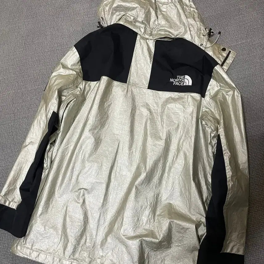 [BUNJANG] The North Face Silver Windbreaker Jacket - Limited Edition / 정품 한정판 노스페이스  실버 바람막이 자켓 L사이즈 100사이즈
