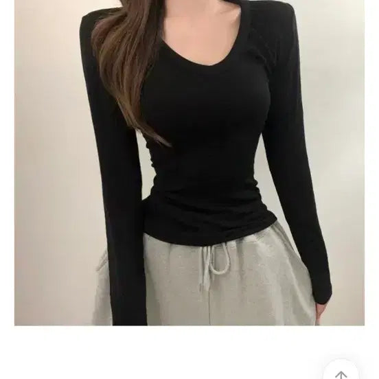 [BUNJANG] Datea V-Neck Long Sleeve T-Shirt Set (White + Black) / 에이블리 데이티아 브이넥 긴팔 티셔츠 2장 흰색+검정