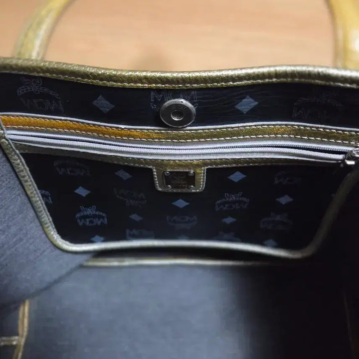 [BUNJANG] MCM Lion Logo Black Tote Bag / MCM 로고 라이온 블랙 토트백