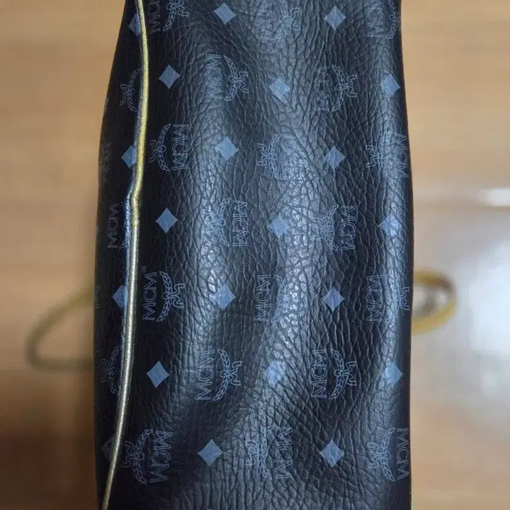 [BUNJANG] MCM Lion Logo Black Tote Bag / MCM 로고 라이온 블랙 토트백