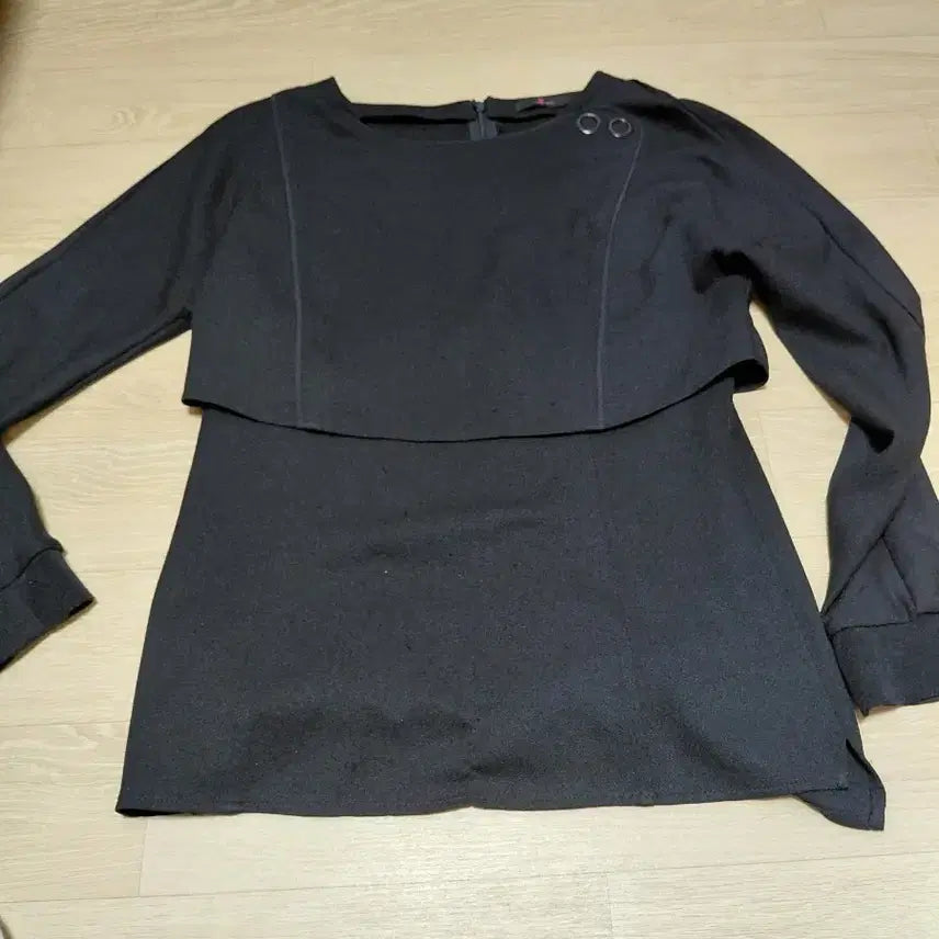[BUNJANG] JIGOTT Color-Block Layered Style Ring Detail Black Blouse / JIGOTT 절개라인 레이어드 스타일 링디테일 블랙 블라우스