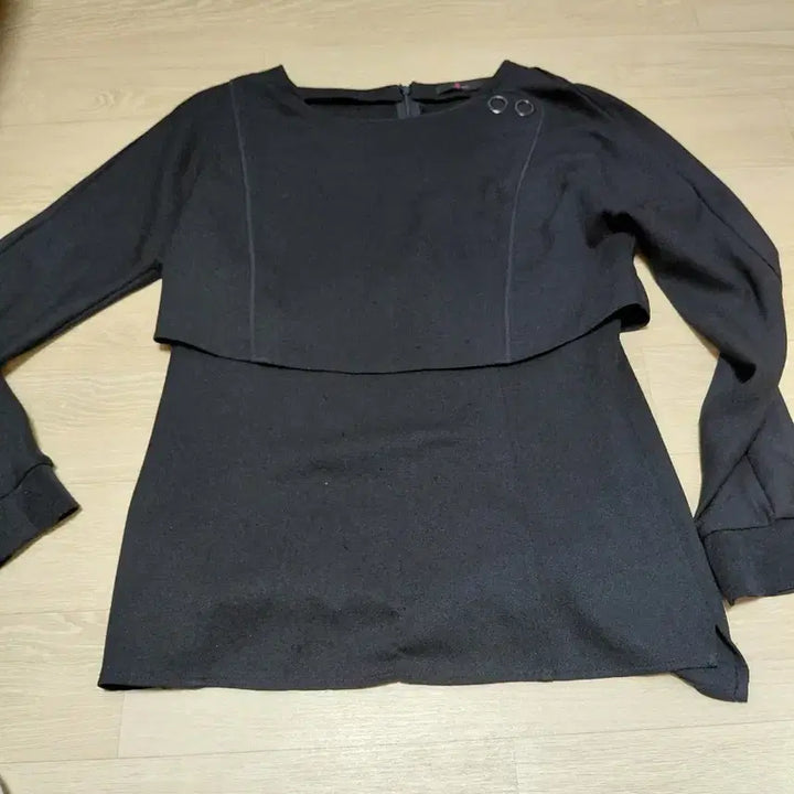 [BUNJANG] JIGOTT Color-Block Layered Style Ring Detail Black Blouse / JIGOTT 절개라인 레이어드 스타일 링디테일 블랙 블라우스