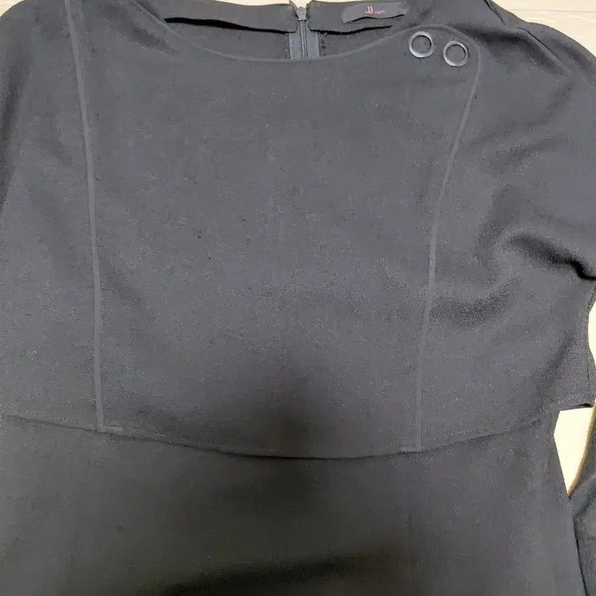 [BUNJANG] JIGOTT Color-Block Layered Style Ring Detail Black Blouse / JIGOTT 절개라인 레이어드 스타일 링디테일 블랙 블라우스