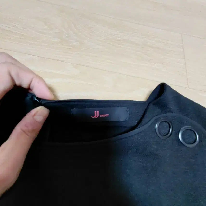 [BUNJANG] JIGOTT Color-Block Layered Style Ring Detail Black Blouse / JIGOTT 절개라인 레이어드 스타일 링디테일 블랙 블라우스