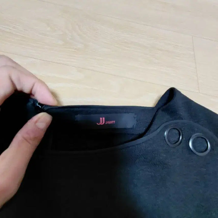 [BUNJANG] JIGOTT Color-Block Layered Style Ring Detail Black Blouse / JIGOTT 절개라인 레이어드 스타일 링디테일 블랙 블라우스