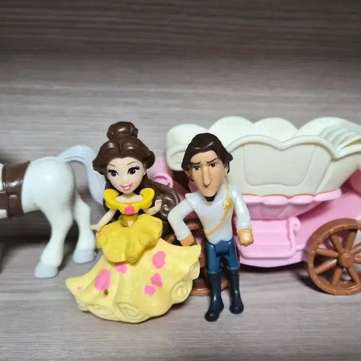 [BUNJANG] Disney Beauty and the Beast Belle Figure Carriage Set / 디즈니 미녀와 야수 벨 피규어 마차 세트