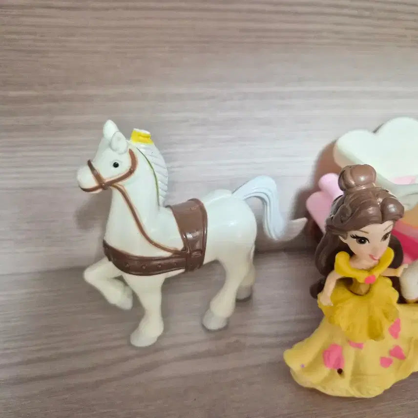 [BUNJANG] Disney Beauty and the Beast Belle Figure Carriage Set / 디즈니 미녀와 야수 벨 피규어 마차 세트