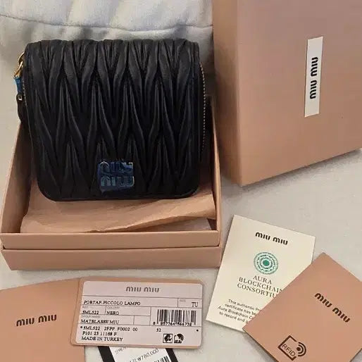 [SOLD OUT] [정품/풀박스] 미우미우 마테라쎄 가죽 지갑 블랙 (미사용 새상품급)