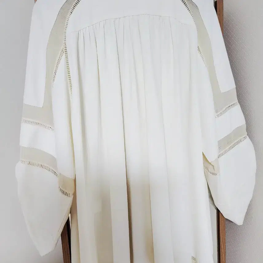 [BUNJANG] TIME Silk Blend Embroidered Shirring Blouse / 타임(TIME) 실크 혼방 자수 셔링  블라우스 (상태 최상)