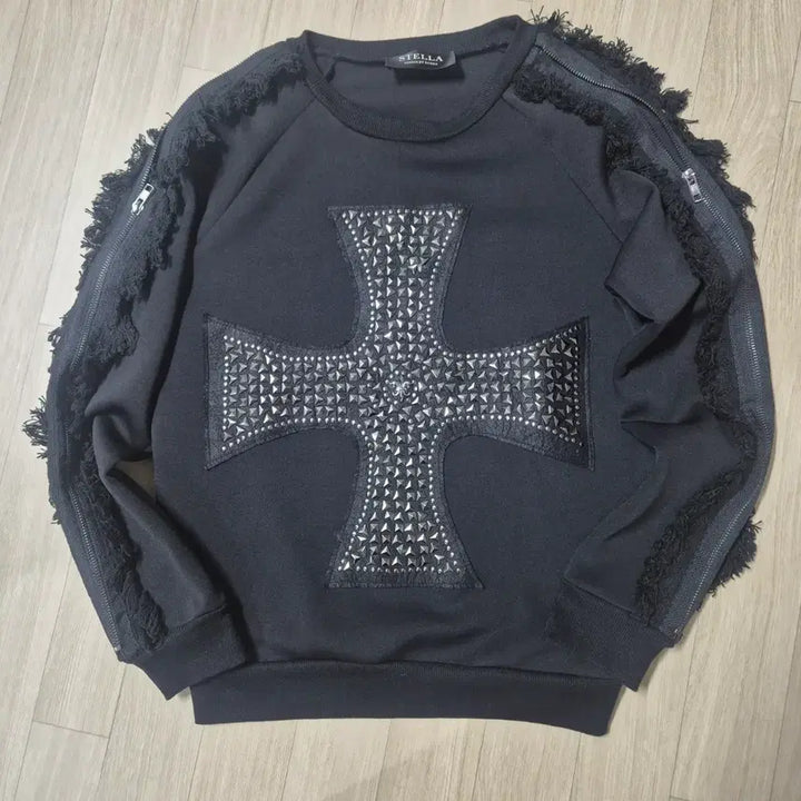 [BUNJANG] STELLA Black Chrome Studded Cross Sweatshirt / STELLA 스텔라 블랙 크롬스터드 크로스 맨투맨