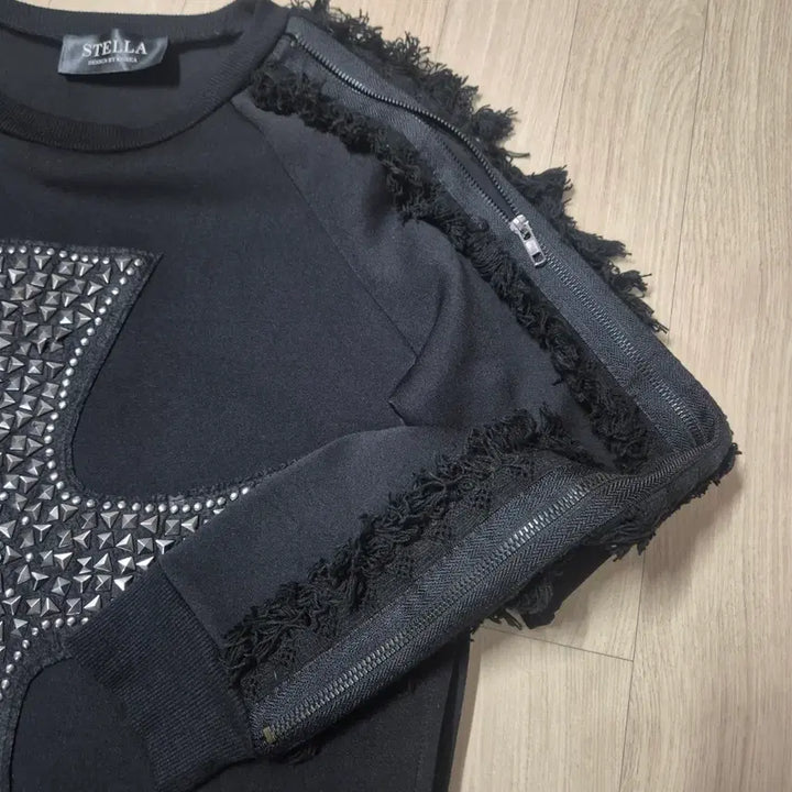[BUNJANG] STELLA Black Chrome Studded Cross Sweatshirt / STELLA 스텔라 블랙 크롬스터드 크로스 맨투맨