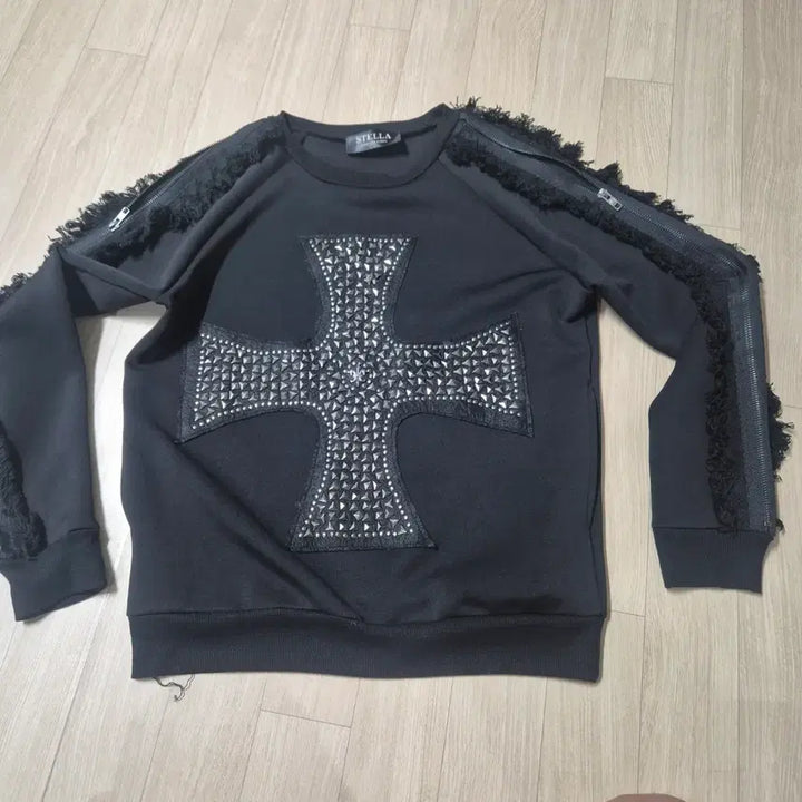 [BUNJANG] STELLA Black Chrome Studded Cross Sweatshirt / STELLA 스텔라 블랙 크롬스터드 크로스 맨투맨