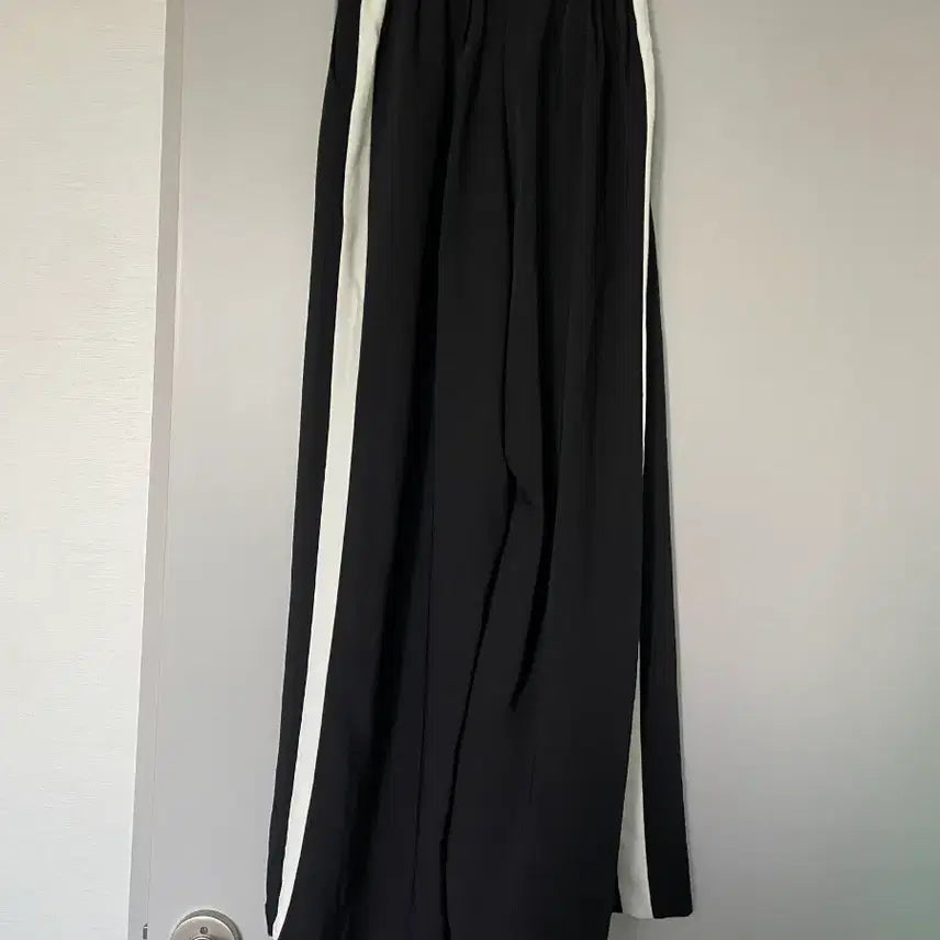 [BUNJANG] Black Wide Slacks Pants with White Side Stripe / 와이드 슬랙스 팬츠