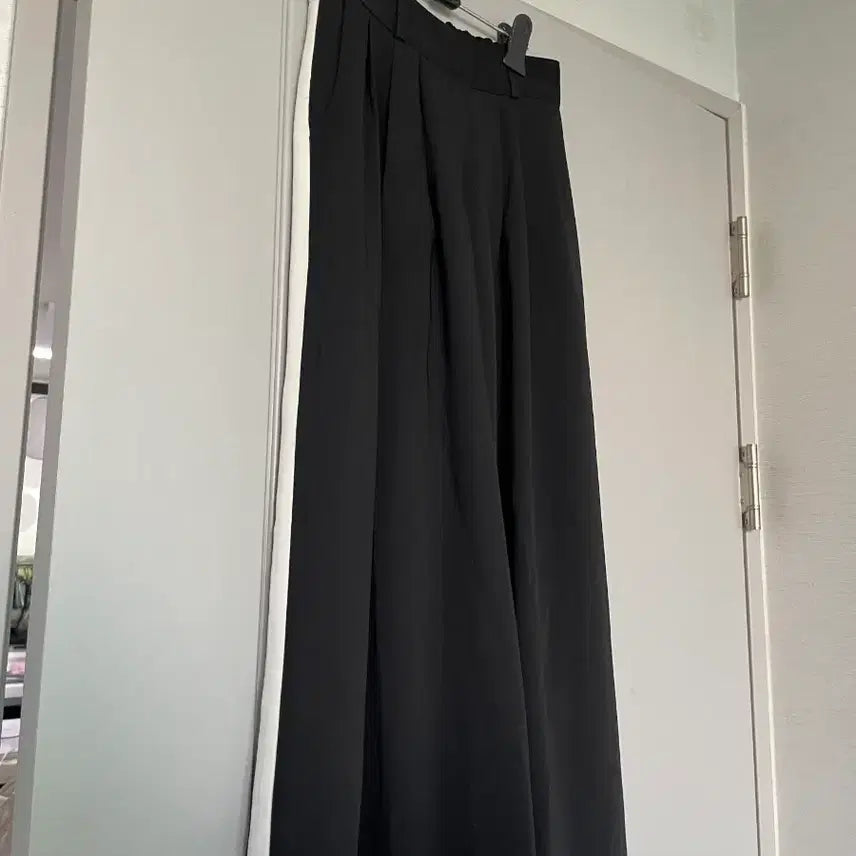 [BUNJANG] Black Wide Slacks Pants with White Side Stripe / 와이드 슬랙스 팬츠