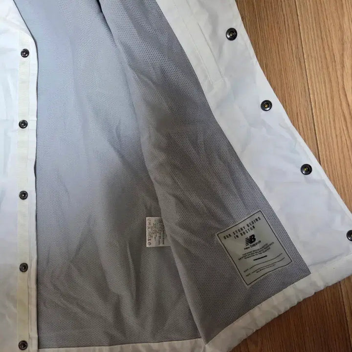 [BUNJANG] New Balance White Coach Jacket / 뉴발란스 화이트 코치 자켓