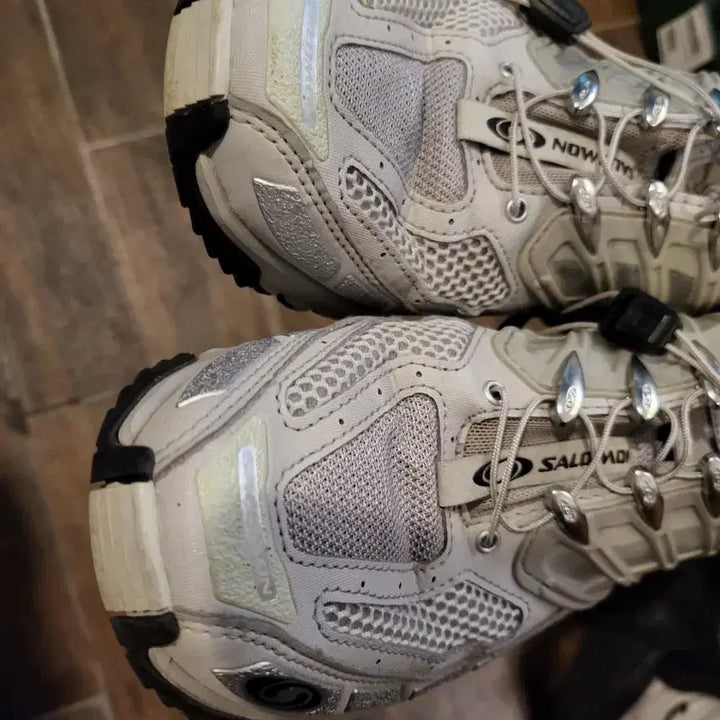 [BUNJANG] Salomon White Silver Hiking Shoes / 살로몬 운동화 화이트 실버 260