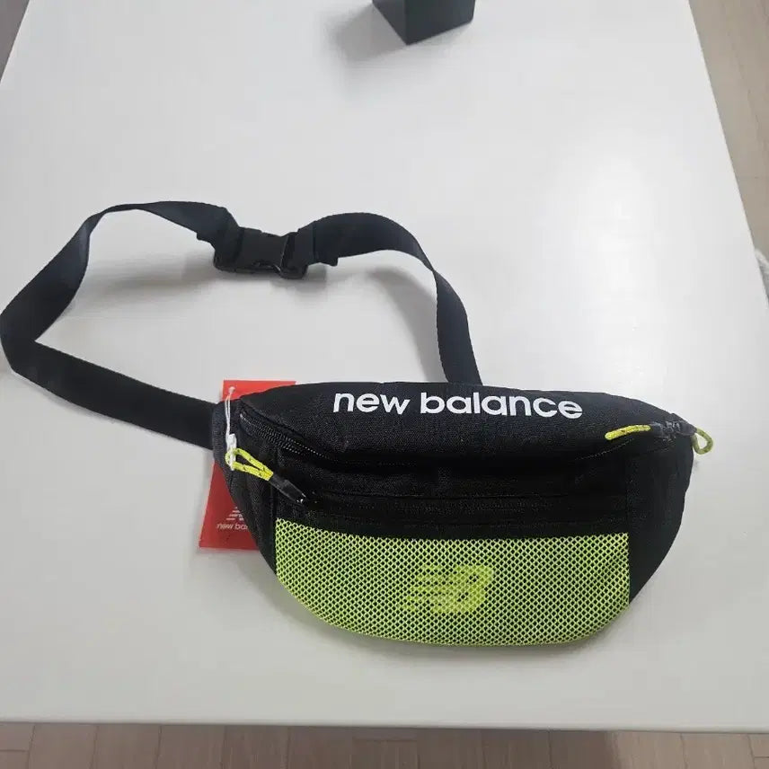 [BUNJANG] New Balance Black/Fluorescent Waist Bag / 뉴발란스 블랙/형광색 웨이스트백 새상품ㅡ해운대